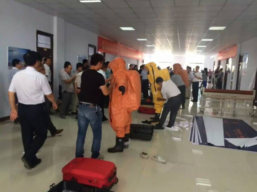 氨制冷专用全封闭防化服