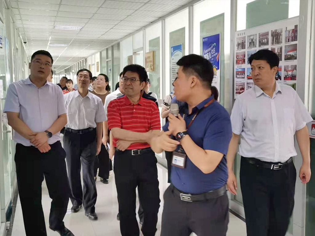 河东区委书记隽新阳陪同北京电子商务技术研究院一行莅临瑞华制冷参观指导